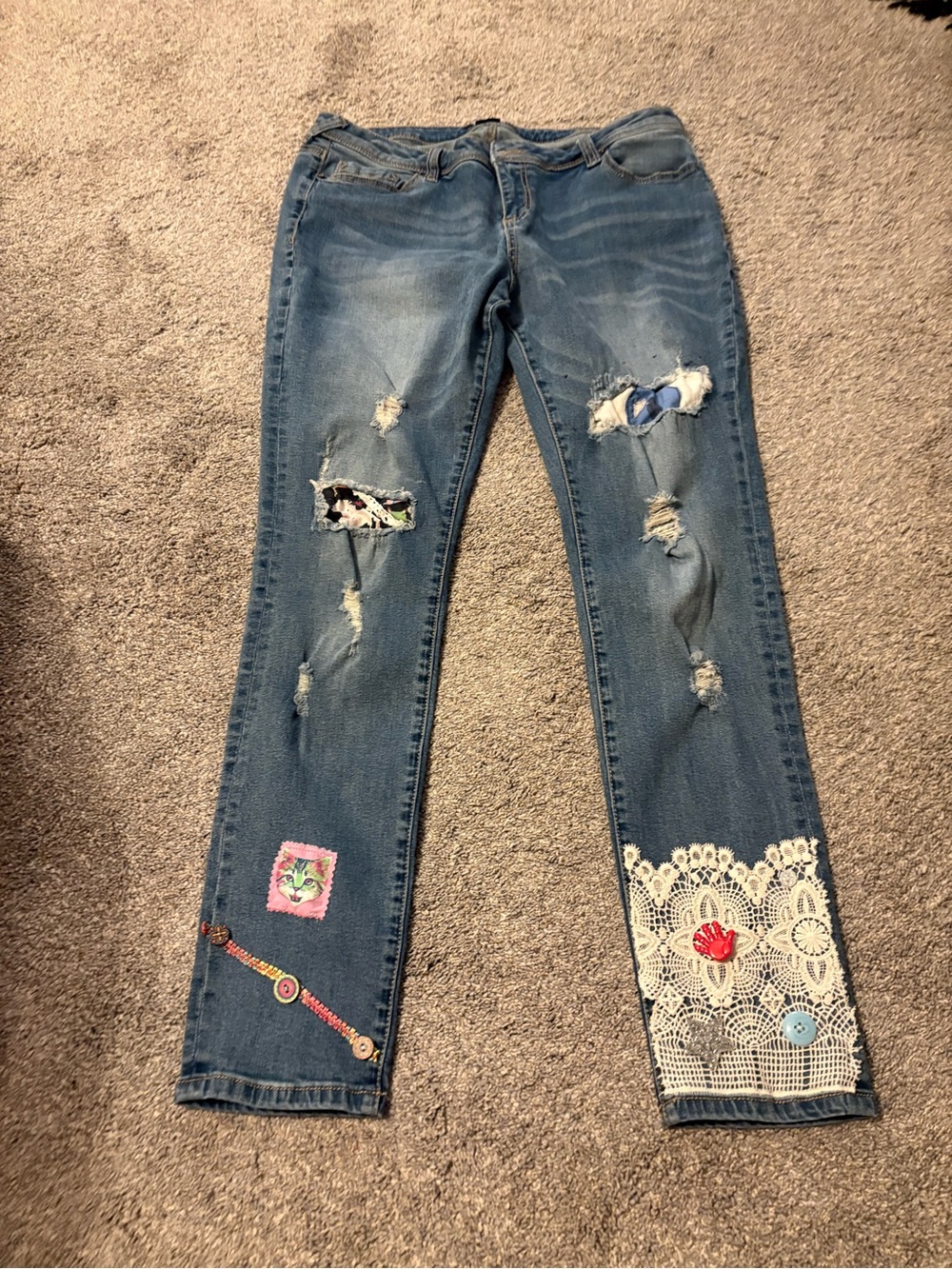 Poetic Justice destroyed skinny jeans
Embellished size 31/12 * stretchy!